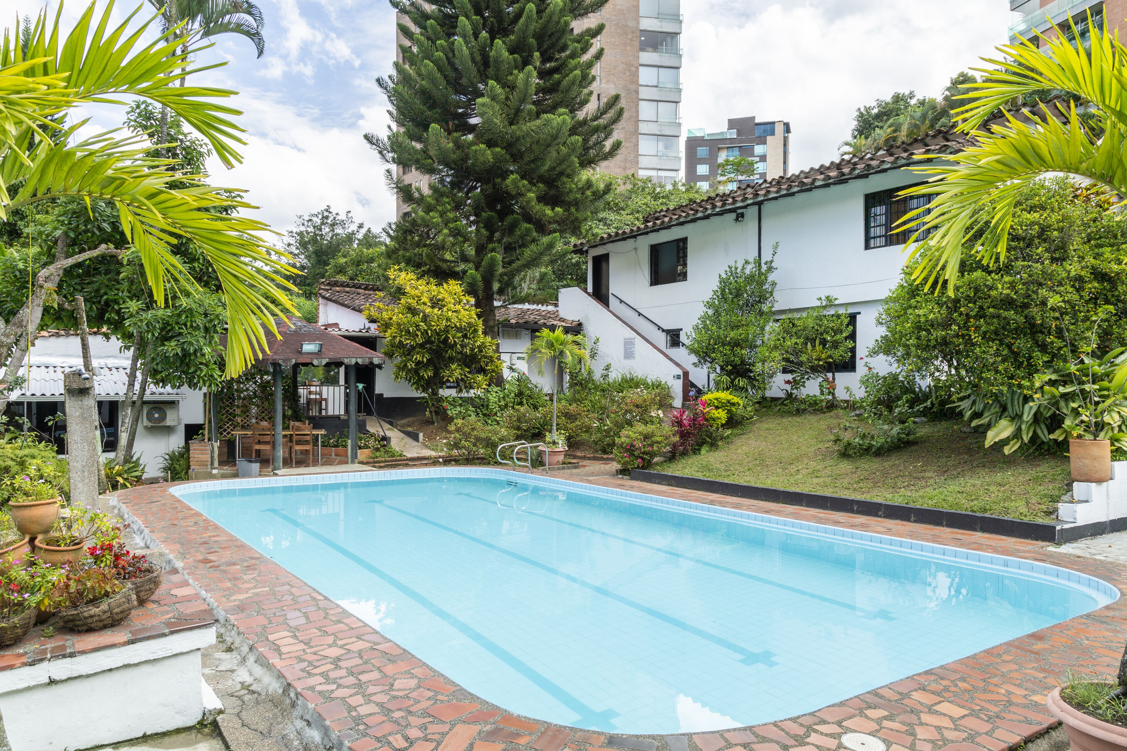 Una piscina al aire libre, tumbonas