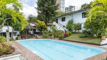 Una piscina al aire libre, tumbonas