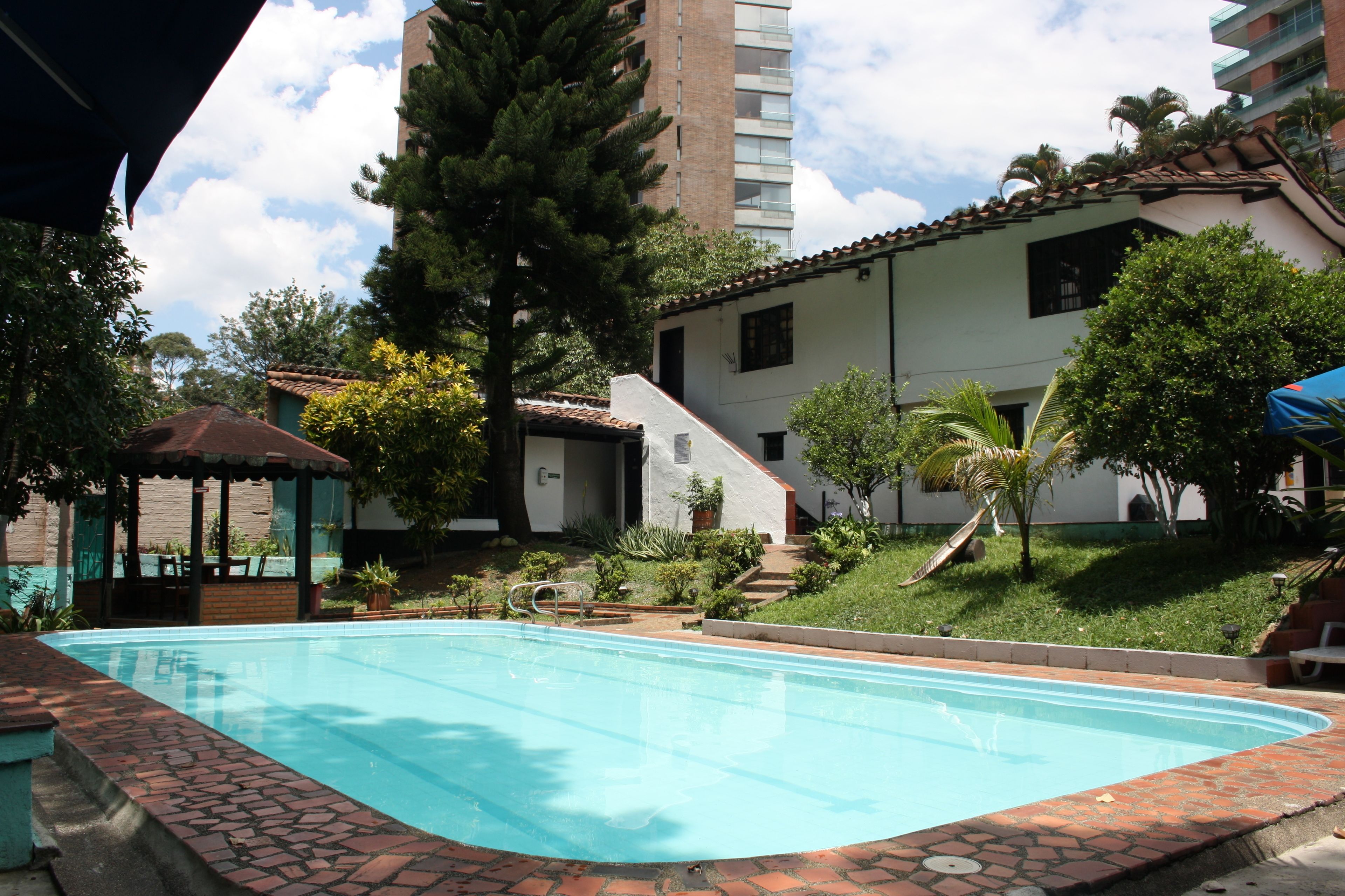 Una piscina al aire libre, tumbonas