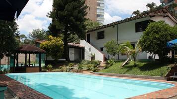 Una piscina al aire libre, tumbonas
