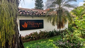 Une enseigne d’hôtel avec un jardin tropical.