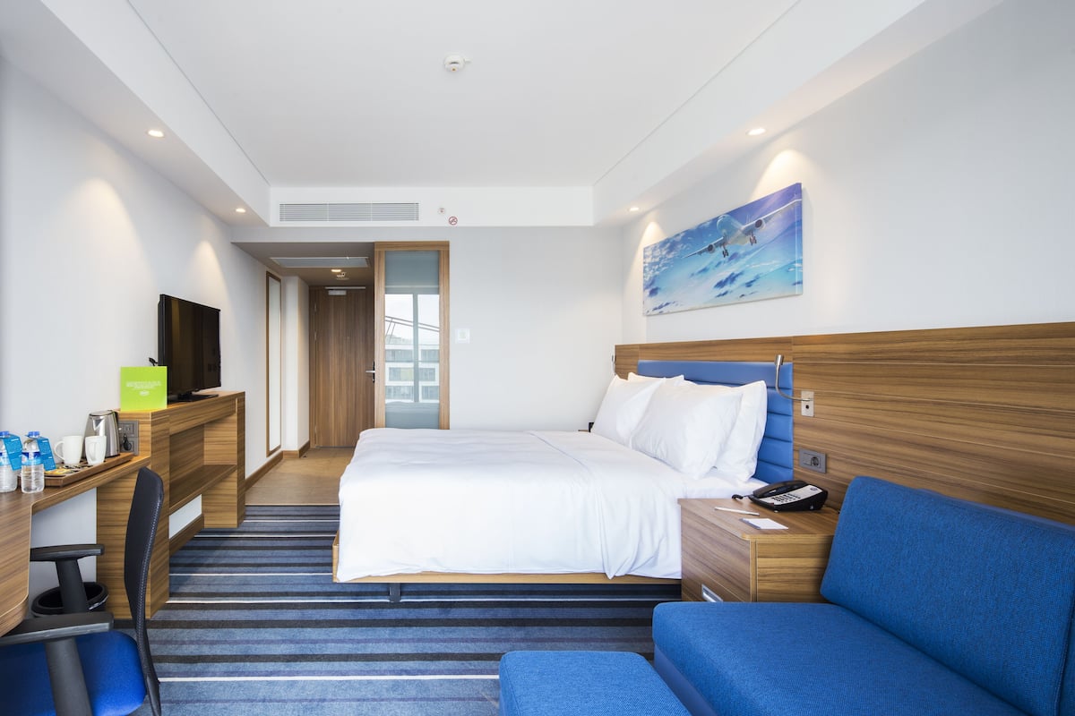 In-room safe, soundproofing, free WiFi, bed sheets