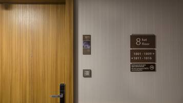 In-room safe, soundproofing, free WiFi, bed sheets