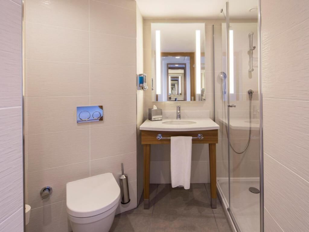 Salle de bain | Douche, articles de toilette gratuits, serviettes fournies