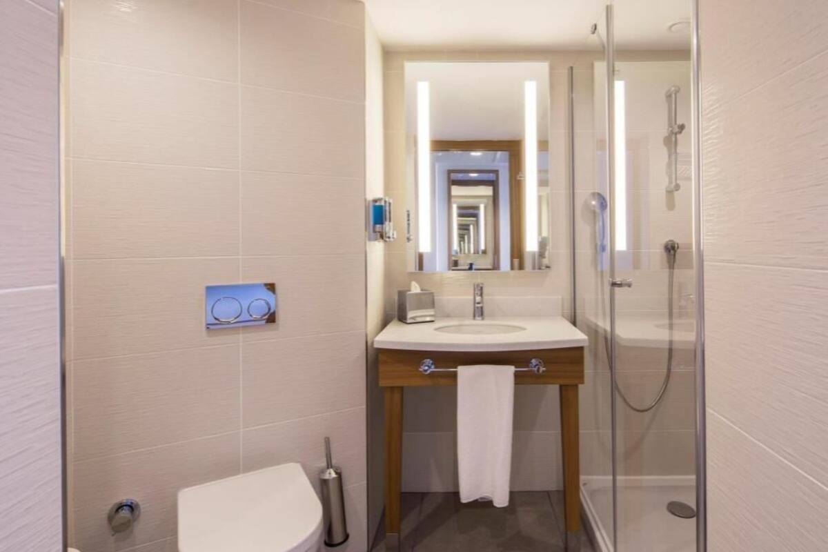 Salle de bain | Douche, articles de toilette gratuits, serviettes fournies