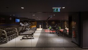 A gym with treadmills, weight machines, and exercise balls. - Hampton by Hilton Istanbul Kurtkoy (Istanbul)