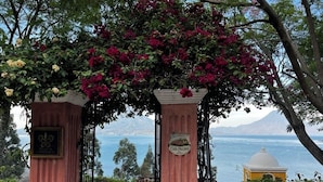 Vue d’une zone côtière avec un bâtiment portant l’inscription « Casa Palopo » et un panneau indiquant « Relais & Châteaux ».