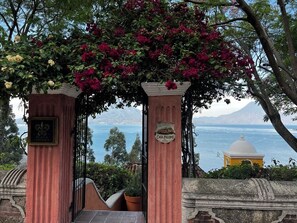 Property entrance - Hotel Casa Palopó - Relais & Chateaux (Santa Catarina Palopo)