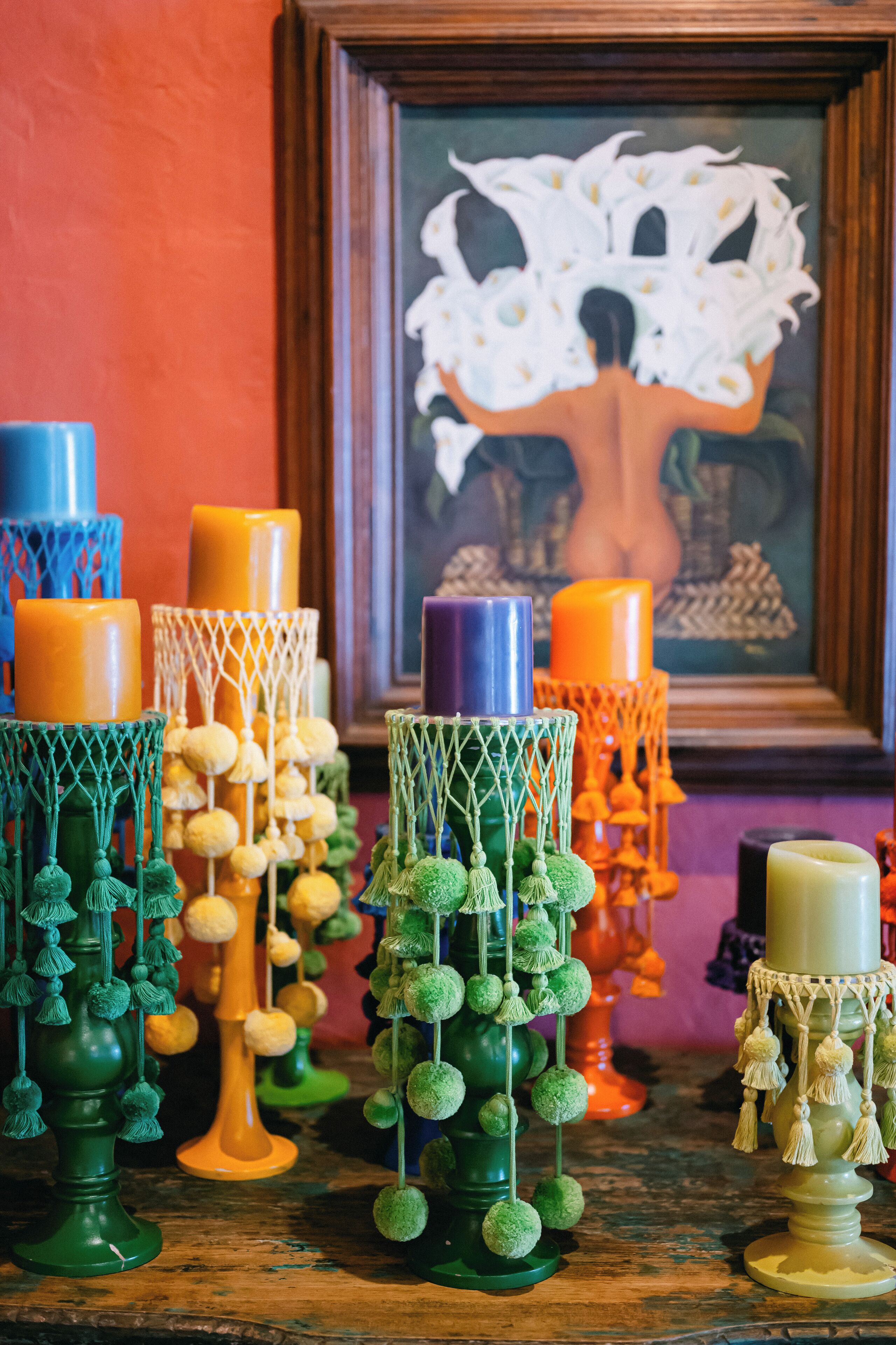 Un conjunto de posavasos de colores con adornos esféricos, sobre una superficie de madera.