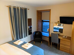 Dobbeltrom – comfort (Harbourside House) | Safe på rommet, individuelt dekorert, individuelt innredet og skrivebord