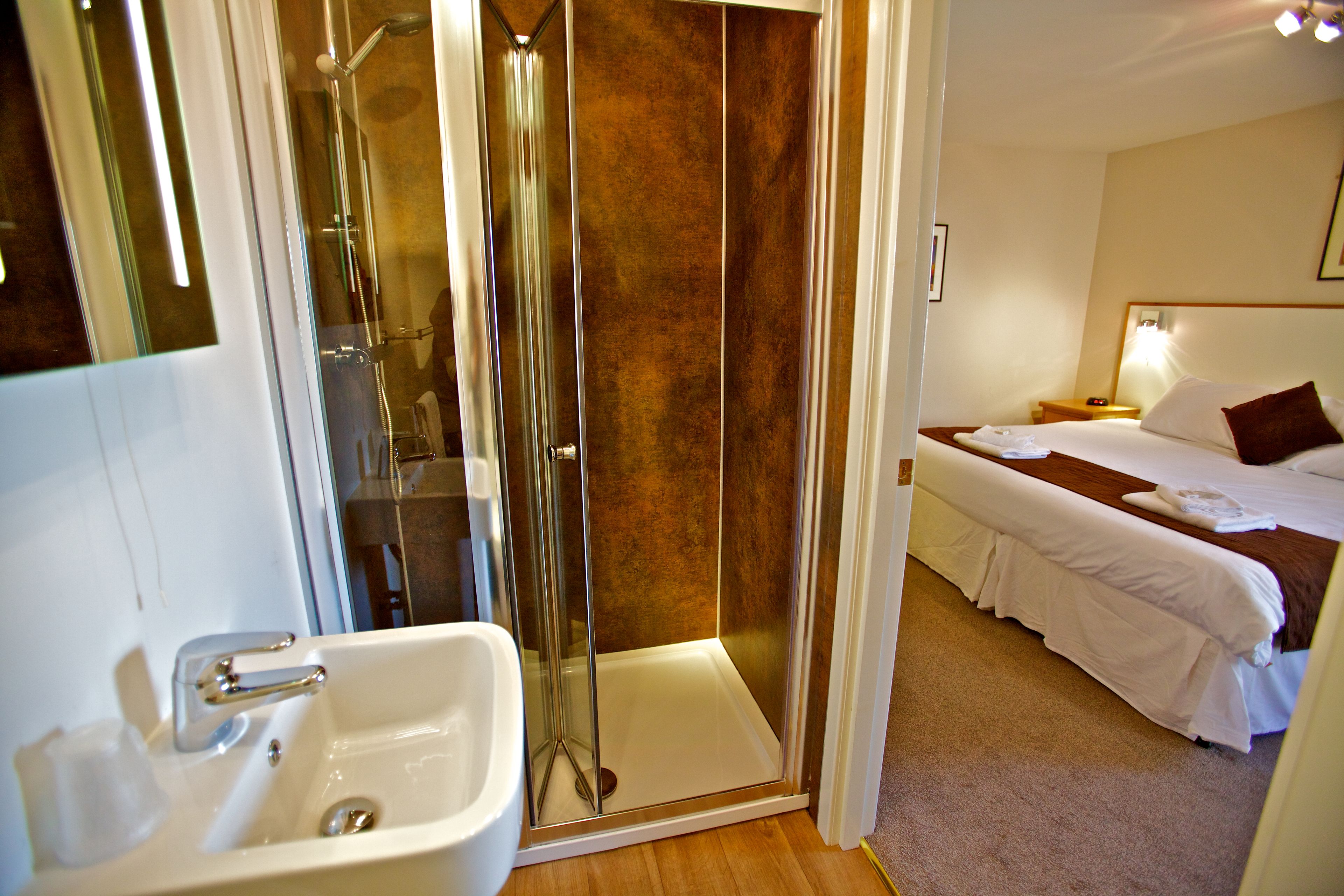 Comfort Double Room (Ferry Inn) | Bathroom shower