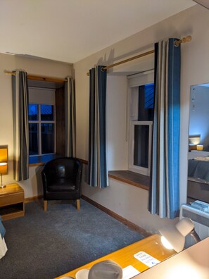 Comfort Double Room (Harbourside House) | In-room safe, individually decorated, individually furnished, desk - Ferry Inn Stromness (Stromness)