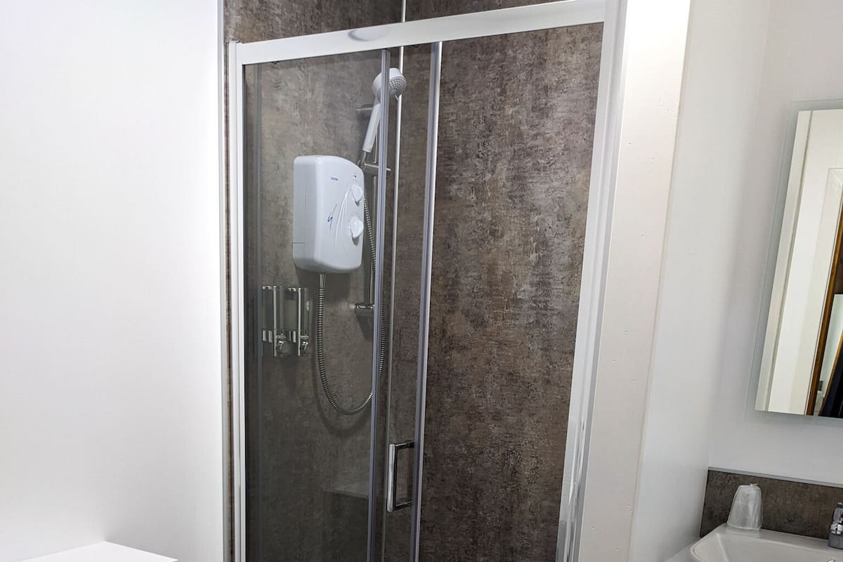 Articles de toilette gratuits, sèche-cheveux, serviettes fournies