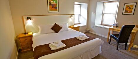 Comfort tweepersoonskamer (Ferry Inn) | Een kluis op de kamer, individueel gedecoreerd, individueel gemeubileerd