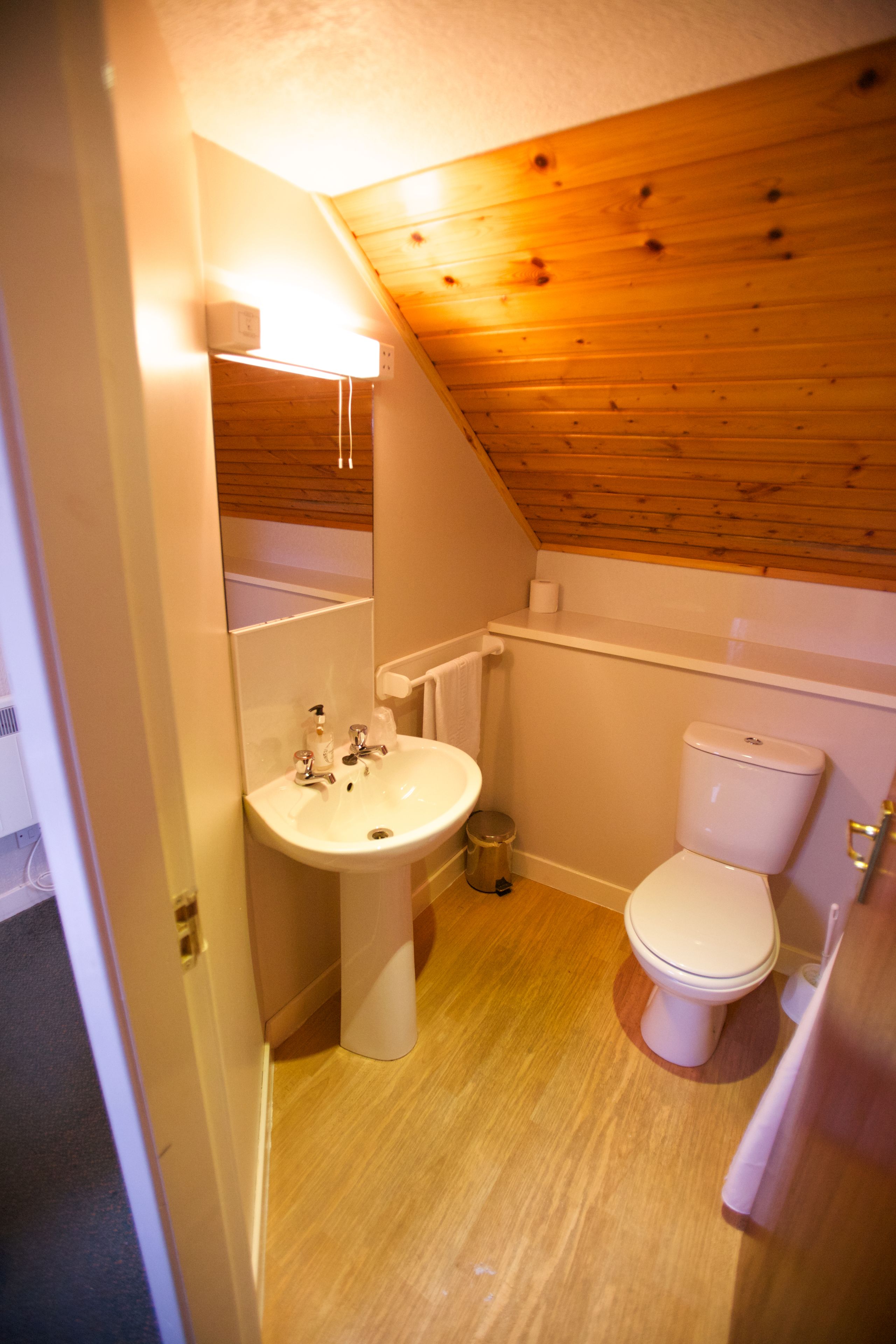 basic single room (ferry inn) | bathroom | free toiletries, hair dryer, towels