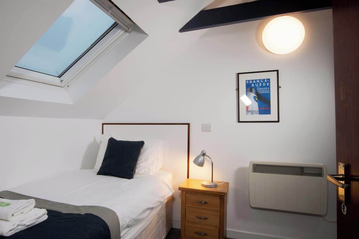 Basic enkelrum (Ferry Inn) | Värdeförvaringsskåp på rummet, individuell inredning och unika möbler