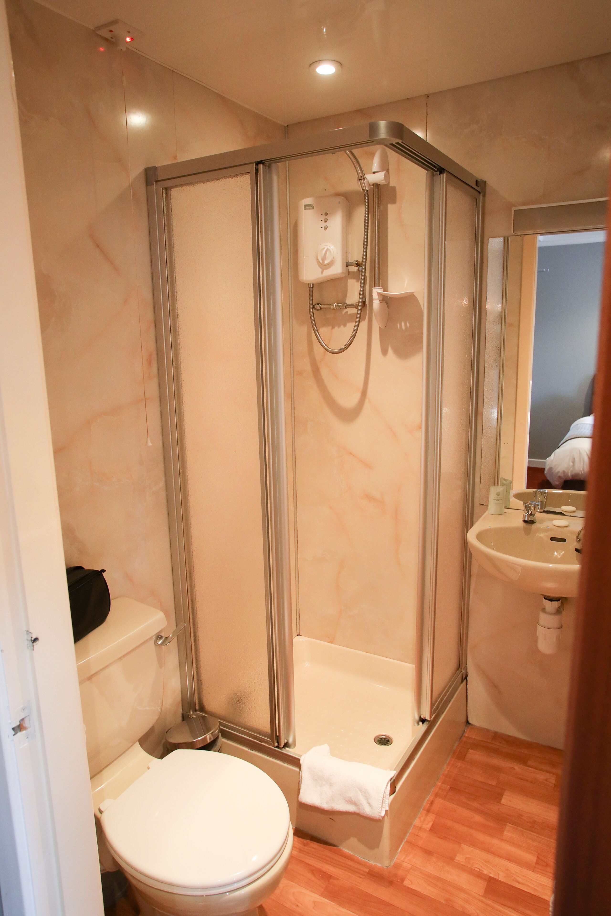 comfort twin room (royal hotel) | bathroom | free toiletries, hair dryer, towels