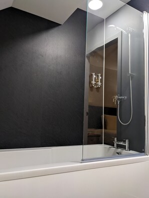 家庭房 (Ferry Inn) | 浴室 | 免费洗浴用品、吹风机、毛巾