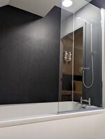 Habitación familiar (Ferry Inn) | Baño | Artículos de higiene personal gratuitos, secador de pelo y toallas