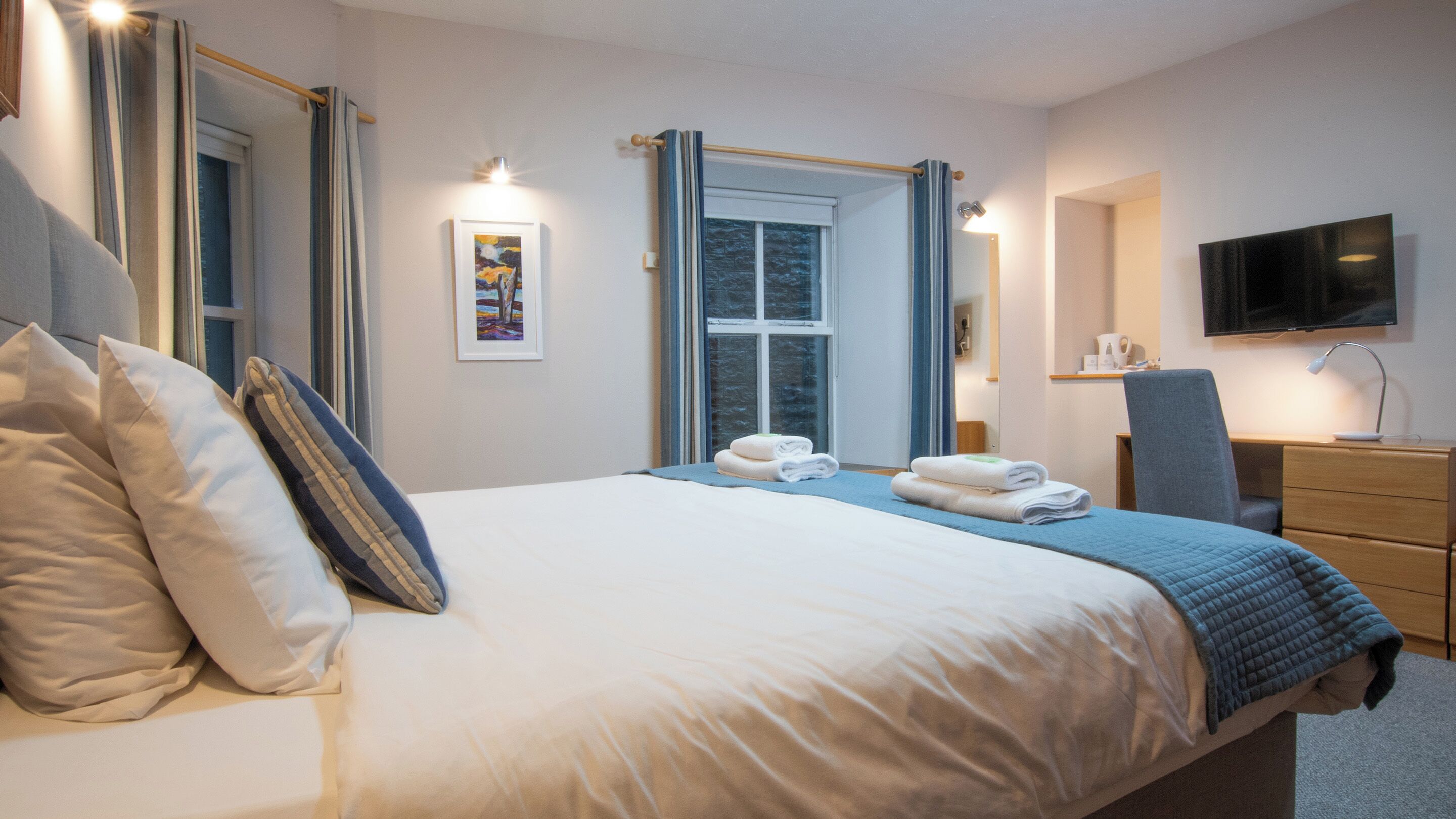 舒适双人房 (Harbourside House) | 客房内保险箱、特色装修、特色家居、办公桌