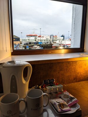 Comfort Double Room (Ferry Inn) | In-room safe, individually decorated, individually furnished, desk - Ferry Inn Stromness (Stromness)