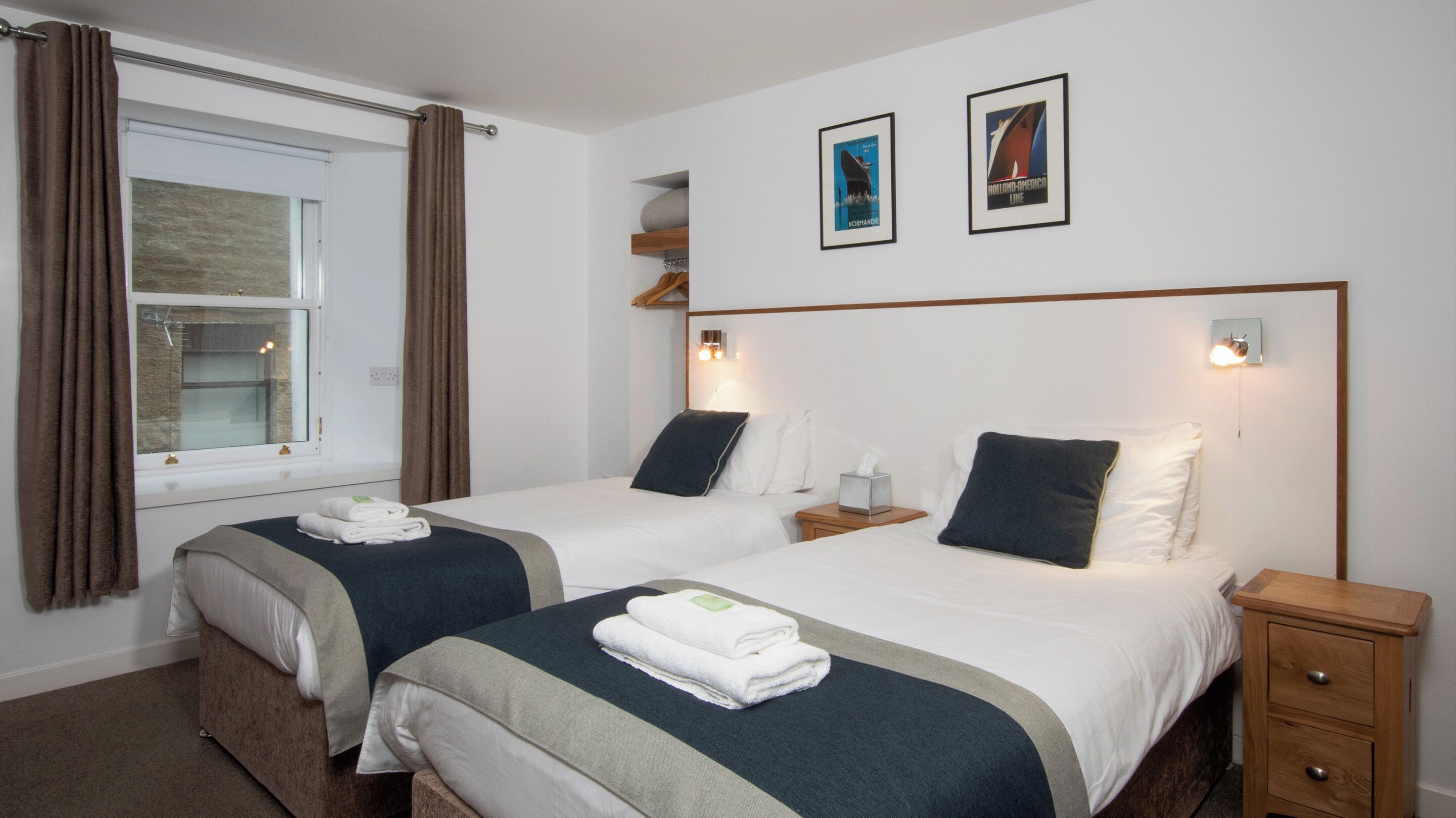 舒适双床房 (Ferry Inn) | 客房内保险箱、特色装修、特色家居、办公桌