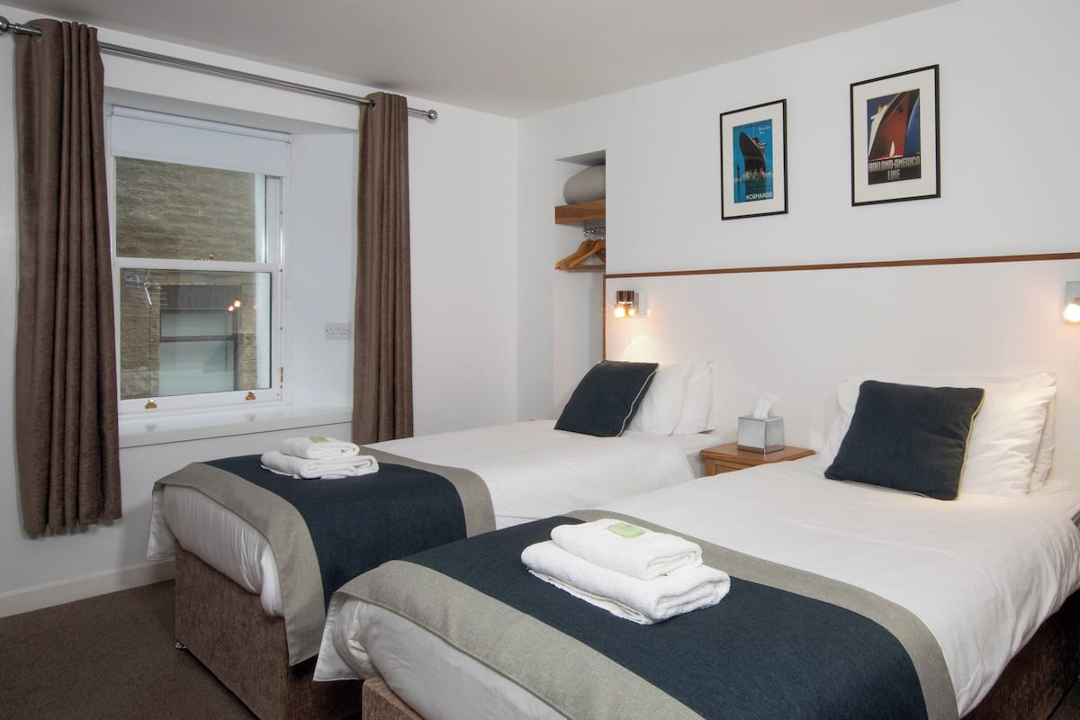 Comfort tvåbäddsrum (Ferry Inn) | Värdeförvaringsskåp på rummet, individuell inredning och unika möbler