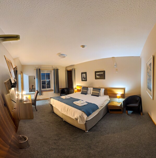 舒适双人房 (Harbourside House) | 客房内保险箱、特色装修、特色家居、办公桌