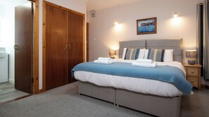 Comfort Double Room (Harbourside House) | In-room safe, individually decorated, individually furnished, desk - Ferry Inn Stromness (Stromness)