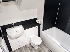 家庭客房 (Ferry Inn) | 浴室 | 免費盥洗用品、吹風機、毛巾