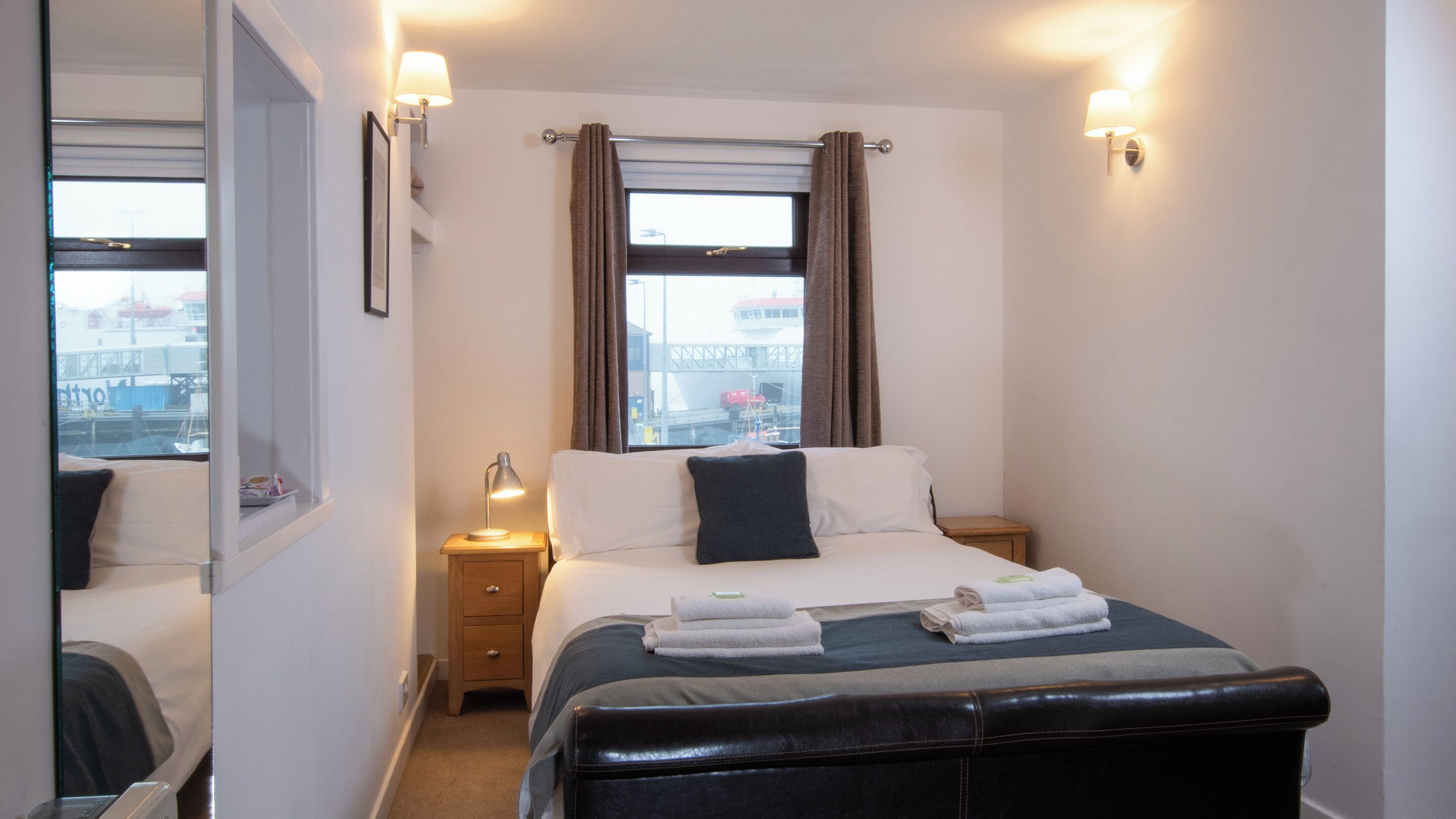 基础单人房 (Ferry Inn) | 客房内保险箱、特色装修、特色家居、办公桌