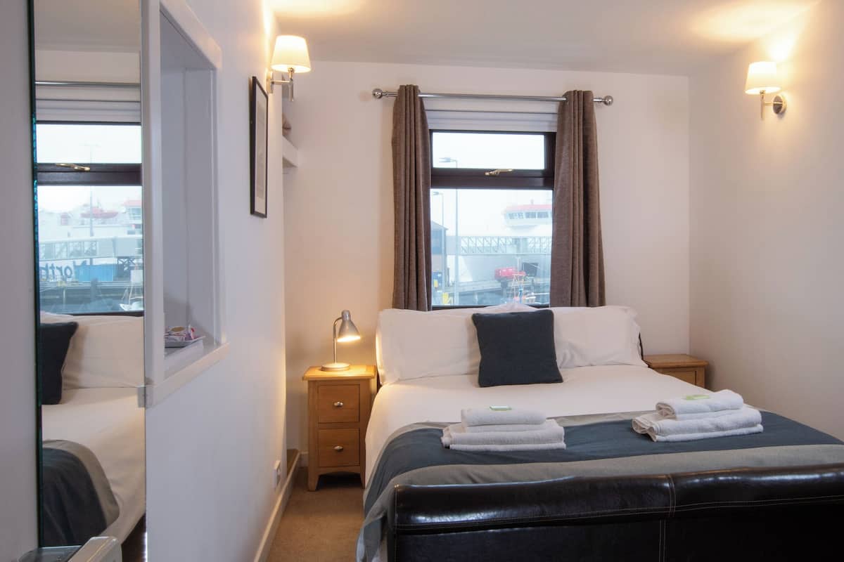 Basic enkelrum (Ferry Inn) | Värdeförvaringsskåp på rummet, individuell inredning och unika möbler