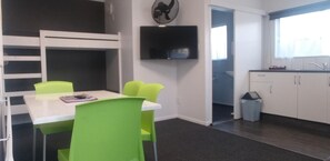 Departamento estándar, 2 habitaciones, cocina | Cunas y wifi 