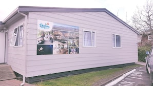 Un petit bâtiment d’un seul étage, sur lequel on peut lire l’inscription « Skyline Rotorua », et dont la vitrine est ornée d’un collage de photos.