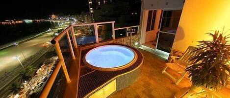 Näkymä rannalle/valtamerelle