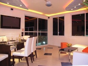 Penthouse Premium, 3 kamar tidur, pemandangan pantai | Ruang keluarga | TV LCD