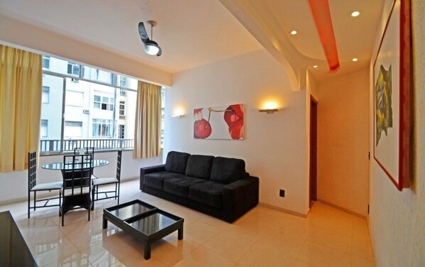 Een flatscreentelevisie