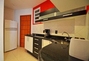 Luxe suite, 3 slaapkamers, gedeeltelijk uitzicht op zee | Privékeuken | Een koelkast, een magnetron, een oven, een kookplaat