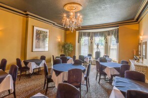 Restaurant - The Woodview Inn (Gananoque)