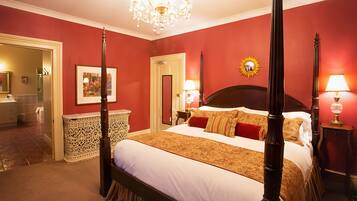 Suíte superluxo, 1 cama King, banheira de hidromassagem, vista para o jardim | 1 quarto, cortinas blackout, ferros/tábuas de passar roupa