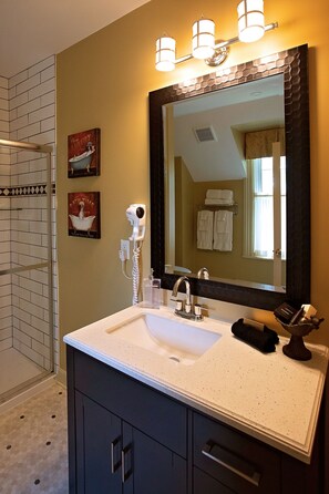 Classic Room, 1 Queen Bed, Private Bathroom | Bathroom | Free toiletries, hair dryer, towels, soap