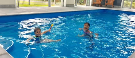 Kolam renang indoor