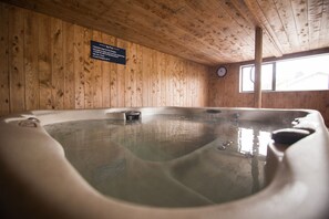 Bồn tắm spa trong nhà