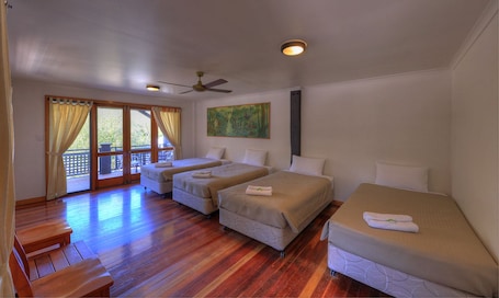 Habitación cuádruple económica, 1 habitación, baño privado | Vistas desde la habitación. Fraser Island Retreat