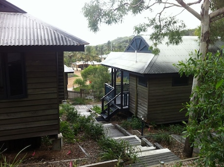 Jardines del alojamiento. Fraser Island Retreat