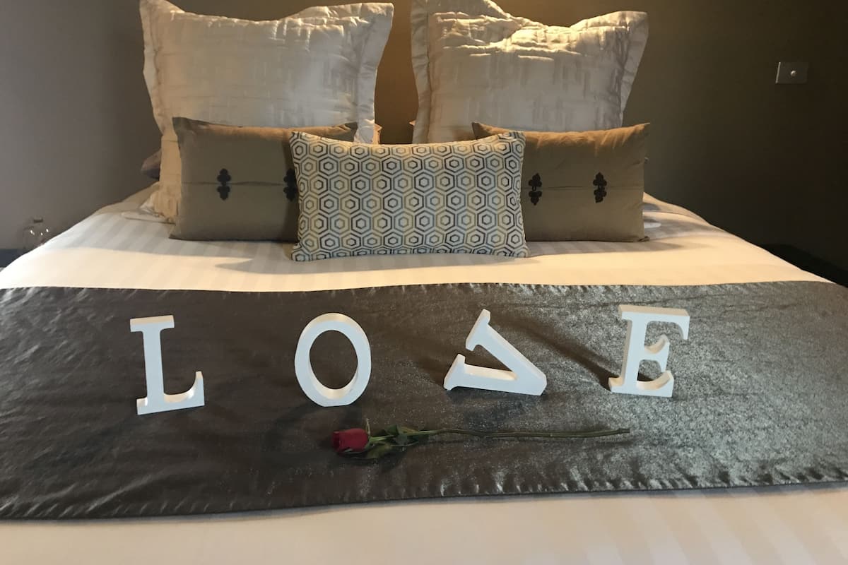 Luxury Room, 1 King Bed (Spa Suite) | Individually decorated, individually furnished, laptop workspace