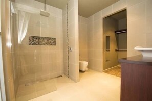 Spa Suite with King bed | Bathroom | Separate tub and shower, jetted tub, rainfall showerhead, hair dryer