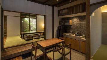 Traditional House, 3 Bedrooms, Kitchen, Garden View | In-room dining