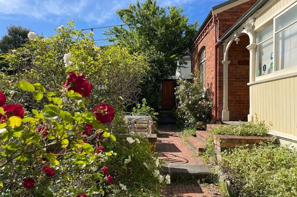 Lowena Cafe and Accommodation