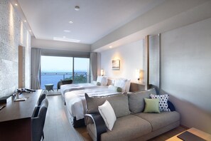 Quarto superior, vista para o oceano | Área de estar | TV de tela plana